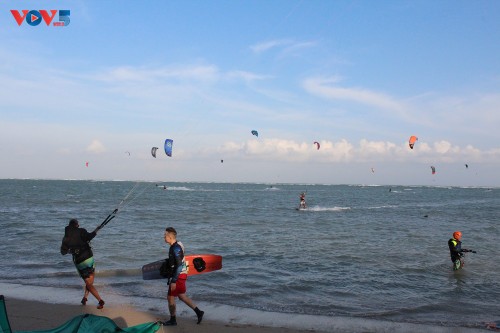 Lướt ván diều - sản phẩm du lịch đặc thù riêng của tỉnh Ninh Thuận - ảnh 1