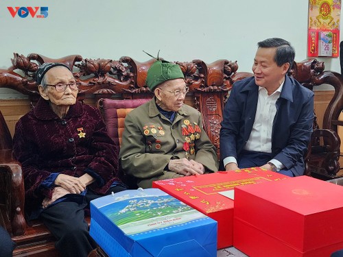 Phó Thủ tướng Lê Minh Khái thăm, tặng quà gia đình chính sách tỉnh Điện Biên - ảnh 1