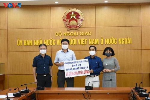 ชาวเวียดนามในสาธารณรัฐเช็กบริจาคเงินให้แก่กองทุนวัคซีนป้องกันโควิด-19 - ảnh 1