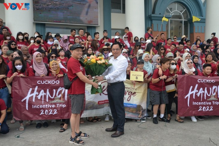 Quang Ninh acoge mayor grupo de turistas extranjeros tras la pandemia de covid-19 - ảnh 1