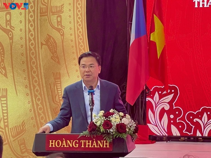 Viceministro de Relaciones Exteriores visita comunidad vietnamita en la República Checa - ảnh 1