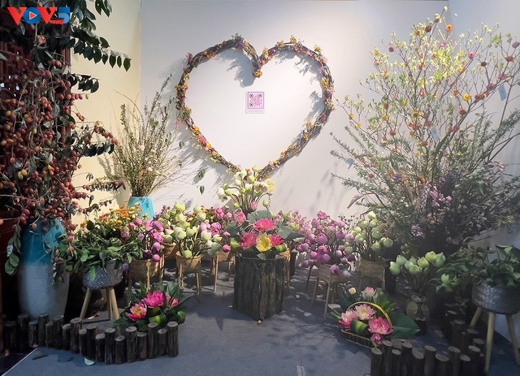 Exposición de arte que honra la belleza de la flor de loto - ảnh 11