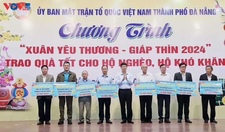 Ayuda económica para los necesitados en Da Nang con motivo del Tet 2024 - ảnh 1