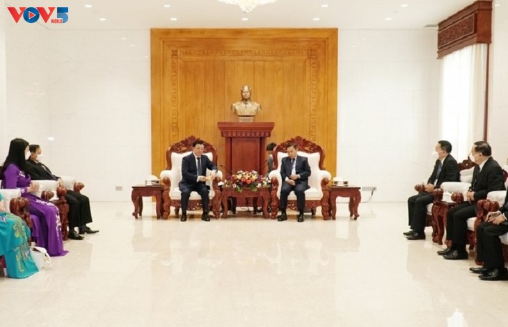 Les dirigeants laotiens saluent la coopération étroite entre Hanoï et Vientiane - ảnh 1
