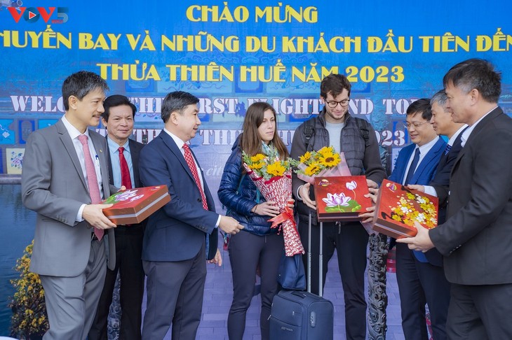 Les premiers visiteurs étrangers arrivés au Vietnam en 2023 - ảnh 1