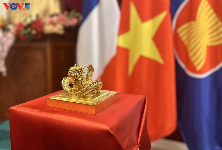 Le sceau royal des Nguyên transféré aux représentants vietnamiens - ảnh 1