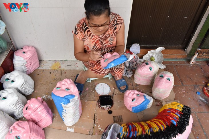 La dernière famille de Hanoi qui confectionne encore des masques en papier mâché  - ảnh 3