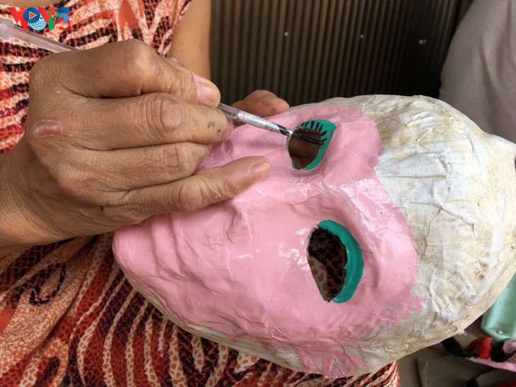 La dernière famille de Hanoi qui confectionne encore des masques en papier mâché  - ảnh 7