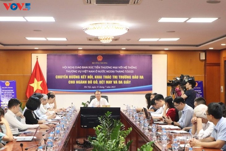 Trade conference seeks way to overcome difficulties of wood, textiles, footwear export - ảnh 1