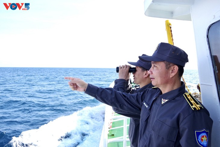 500 ship patrols protect fishing grounds and combat illegal fishing  - ảnh 1