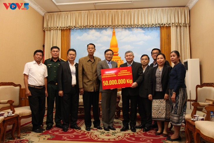 Die Vietnamesen in Laos unterstützen die Anwohner in Savannakhet bei der Beseitigung der Flutfolgen - ảnh 1