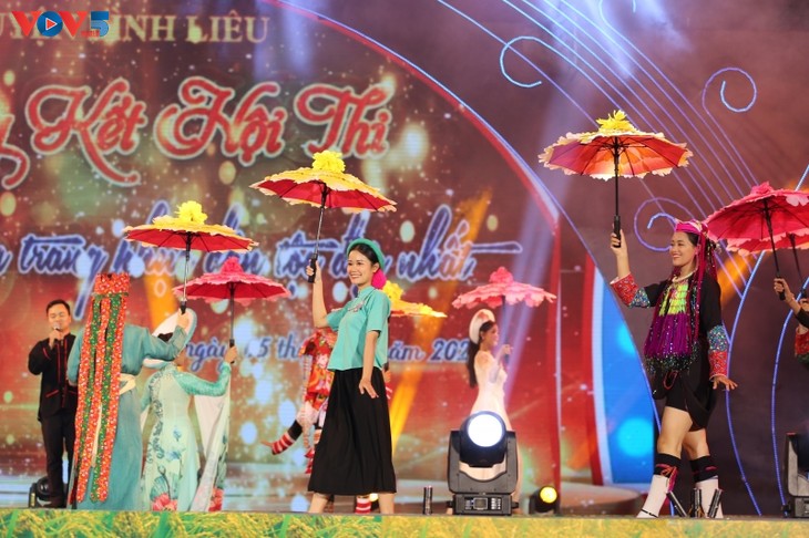 Tragen der traditionellen Trachten beim Schulbesuch in Binh Lieu zur Bewahrung der Kulturidentität - ảnh 2