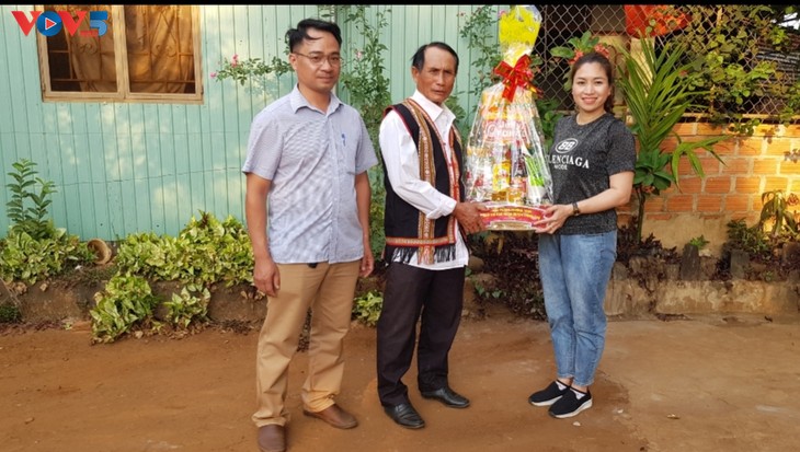 Bapak Bome – Sesepuh Dukuh yang Berpretise dalam Komunitas Etnis Minoritas Bana di Kecamatan Ha Bau - ảnh 1