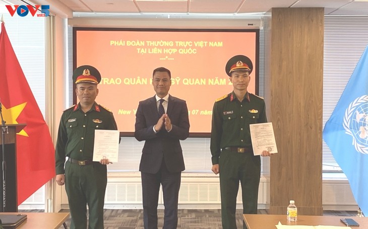 Untuk Pertama Kalinya Memberikan Pangkat Kepada Para Perwira Vietnam Yang Sedang Bekerja di PBB - ảnh 1
