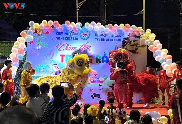 Festival Medio Musim Rontok Yang Bergembira Dari Anak-Anak Vietnam di Luar Negeri - ảnh 1