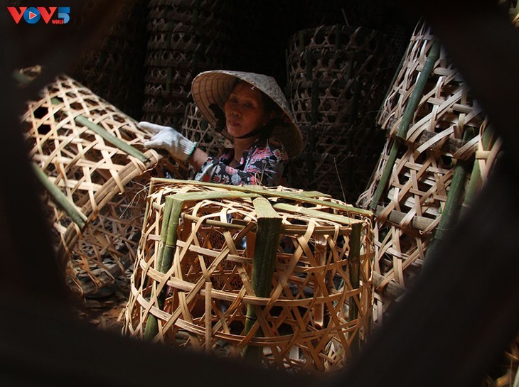 Desa Kerajinan Menganyam yang Berusia 100 Tahun di Kota Ho Chi Minh - ảnh 8