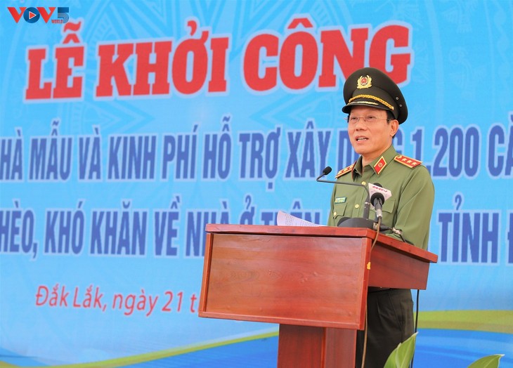 Kementerian Keamanan Publik Vietnam Hadiahkan Rumah Model dan Biaya Bantuan untuk Membangun 1.200 Rumah kepada Keluarga-Keluarga yang Mengalami Kesulitan Perumahan di Provinsi Dak Lak - ảnh 1