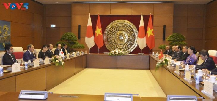 Parlamentspräsidentin Nguyen Thi Kim Ngan empfängt Japans Premierminister - ảnh 1