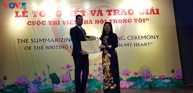 Verbreitung der Liebe zu Hanoi bei Ausländern durch den Schreibwettbewerb „Hanoi in mir“ - ảnh 1
