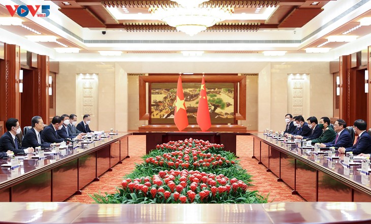 Premierminister Pham Minh Chinh trifft Vorsitzenden des ständigen Ausschusses des Nationalen Volkskongresses Chinas - ảnh 1
