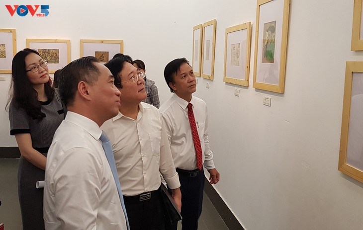 Pameran Tematik “Lukisan Sketsa Perang Perlawanan Vietnam Selatan” yang Kental dengan Rekam Jejak Kemanusiaan - ảnh 1