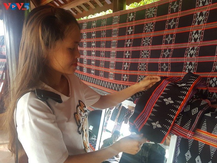 Ta Oi ethnic minority preserve traditional Zeng weaving  - ảnh 2