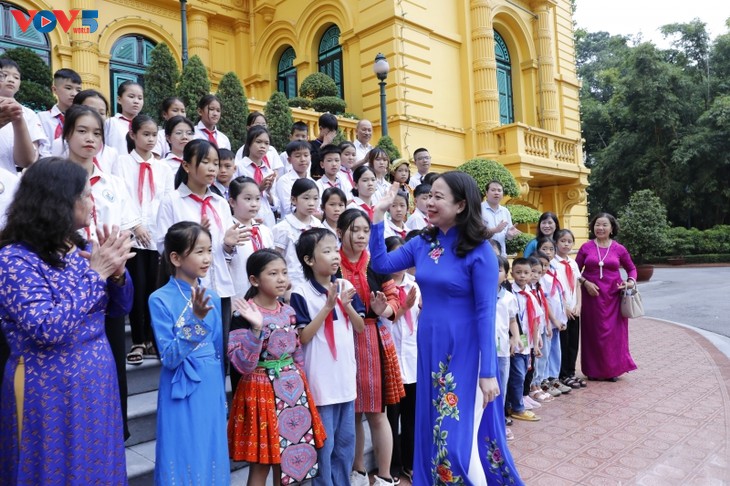 Vo Thi Anh Xuân rencontre des enfants défavorisés - ảnh 2