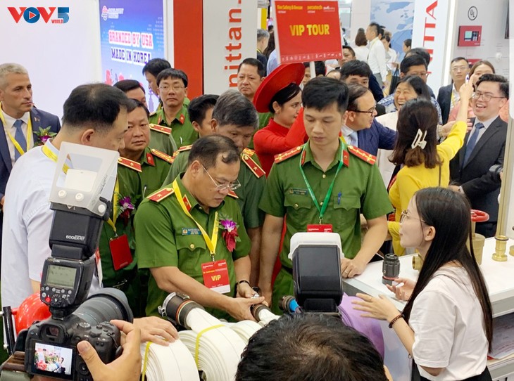 International expo on fire safety and smart building opens - ảnh 2
