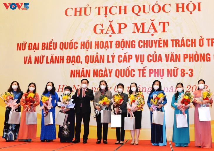 Ketua MN Vuong Dinh Hue: Anggota Perempuan Berikan Sumbangsih yang Positif dalam Inovasi Kegiatan MN - ảnh 1