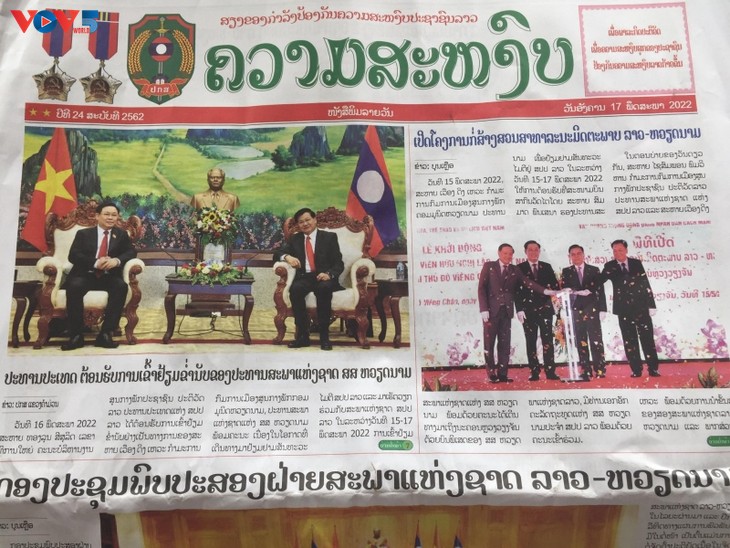 Media Laos Terus Liput secara Menonjol Kunjungan Persahabatan Resmi Ketua MN Viet Nam - ảnh 1