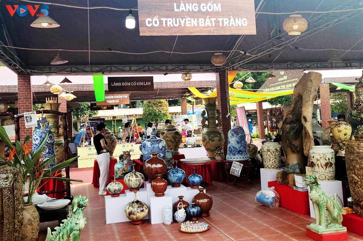 Mempromosikan Produk Desa Kerajinan Tradisional Hanoi di Festival Pelestarian dan Pengembangan Desa Kerajinan Vietnam 2023 - ảnh 1