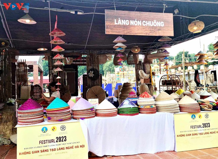 Mempromosikan Produk Desa Kerajinan Tradisional Hanoi di Festival Pelestarian dan Pengembangan Desa Kerajinan Vietnam 2023 - ảnh 2