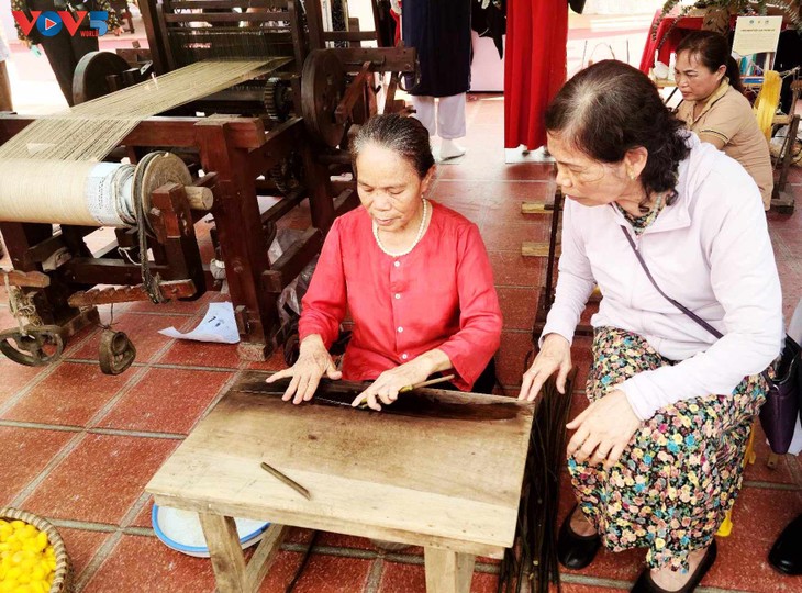 Mempromosikan Produk Desa Kerajinan Tradisional Hanoi di Festival Pelestarian dan Pengembangan Desa Kerajinan Vietnam 2023 - ảnh 3
