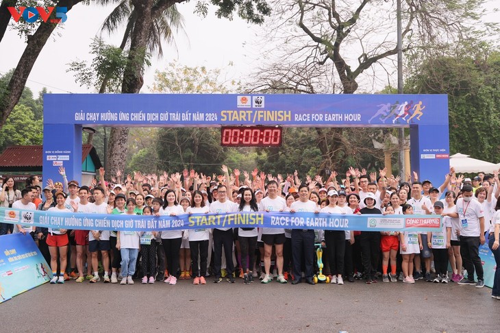 Mencanangkan Seluruh Rakyat Melaksanakan Penghematan Listrik dan Lomba Lari Menyambut Kampanye Jam Bumi 2024 - ảnh 1