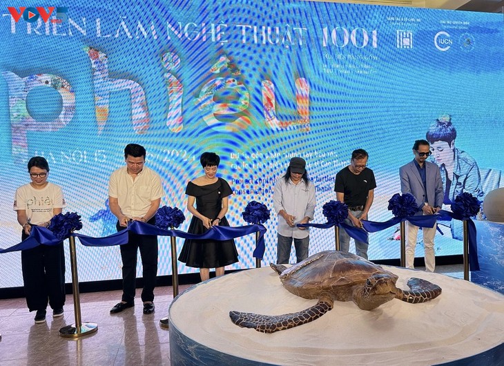 Exhibition of 1001 ceramic sea turtles advocates rare animal preservation - ảnh 1