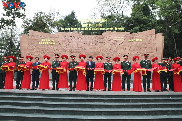 Bas-relief of President Ho Chi Minh talking with soldiers inaugurated  - ảnh 1