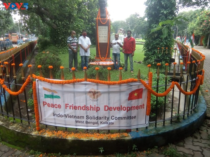 在印度加尔各答市胡志明主席塑像献花庆祝九二国庆 - ảnh 1