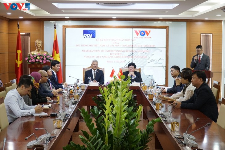 越南之声广播电台与印度尼西亚国家广播电台签署新合作协议 - ảnh 1