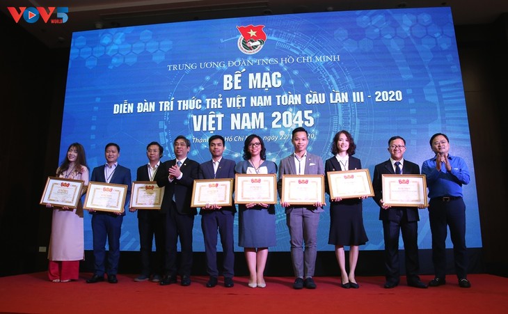 第三次全球越南青年知识分子论坛闭幕 - ảnh 1