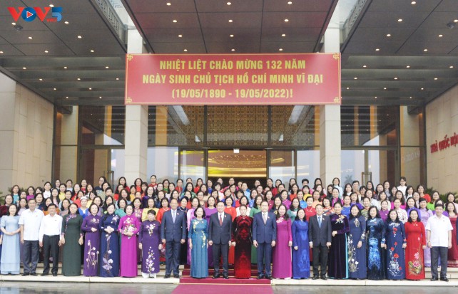 越南国会主席王庭惠会见第15届国会女代表 - ảnh 1