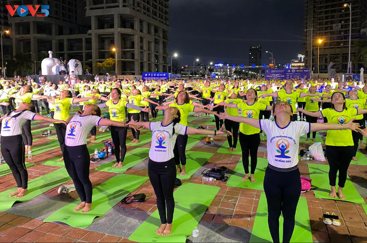 一千五百多人在岘港市参加瑜伽表演 - ảnh 1