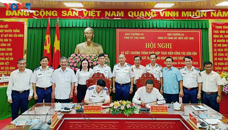 茶荣省与海上警察力量签署“海上警察与渔民并肩同行”​民运工作配合计划 - ảnh 1