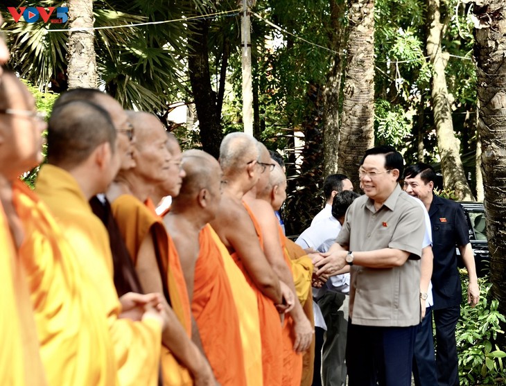 越南国会主席王庭惠：各民族各宗教同胞是越南民族不可分割的一部分 - ảnh 1