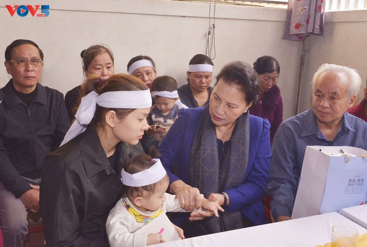 Parlamentspräsidentin Nguyen Thi Kim Ngan besucht Angehörige der bei Rettungsarbeiten gefallenen Soldaten - ảnh 1