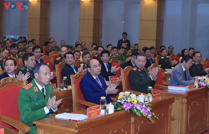 Premierminister Nguyen Xuan Phuc fordert verstärkten Aufbau der Polizei auf - ảnh 1