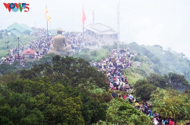 Selar Raja Buddhis Tran Nhan Tong di gunung suci Yen Tu - ảnh 11
