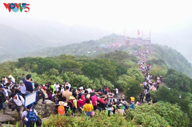Selar Raja Buddhis Tran Nhan Tong di gunung suci Yen Tu - ảnh 13