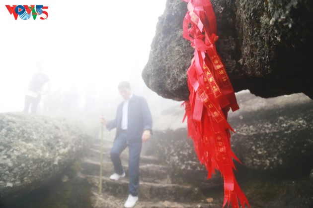 Selar Raja Buddhis Tran Nhan Tong di gunung suci Yen Tu - ảnh 17