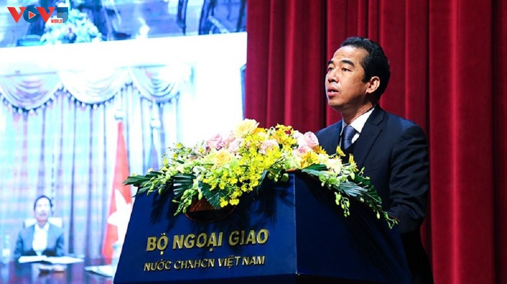 Simposium “Pertemuan Antara Korps Diplomatik, Asosiasi Badan Usaha Asing, Konektivitas Daerah dan Badan Usaha Vietnam” - ảnh 1