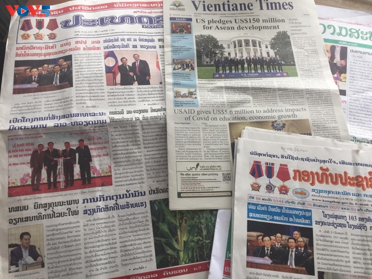 Pers dan Media Laos Tonjolkan Berita Kunjungan Persahabatan Resmi Ketua MN Vietnam di Laos - ảnh 1